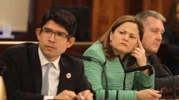 La presidenta del Concejo Municipal de NY, Melissa Mark-Viverito,  y el concejal Carlos Menchaca dirigieron las audiencias en el organismo para evaluar la propuesta del ID municipal.