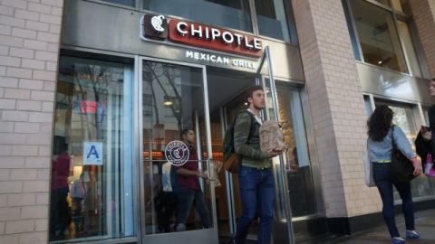Chipotle planea subir los precios de sus platos a partir de junio.