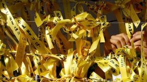 Ciudadanos colocan mensajes en memoria de las víctimas del naufragio del Sewol frente al Ayuntamiento de Seúl en Corea del Sur.