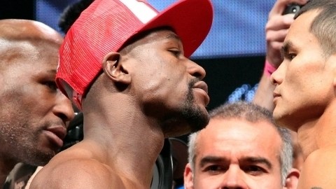 Miradas que matan... Floyd Mayweather Jr. y Marcos Maidana en la ceremonia de pesaje.