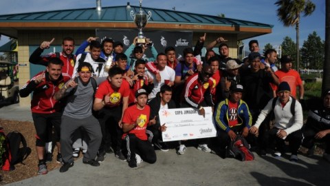 Jugadores y cuerpo técnico de San Nicolás celebran muy felices el título en la Copa Jimador 2014.