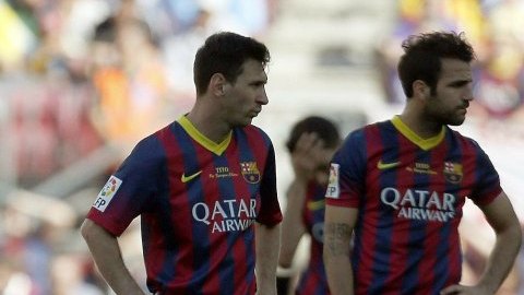 Los jugadores del Barcelona, Leonel Messi (i) y Cesc Fábregas, muestran su decepción