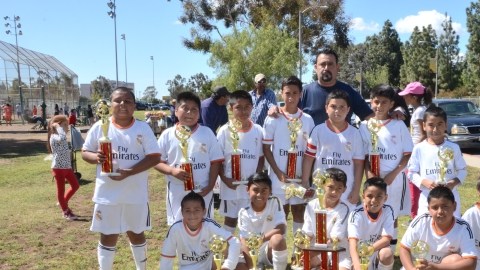 Los jugadores del Buenos Aires Jalisco posan felices y orgullosos con sus trofeos de campeones.