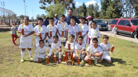 Los jugadores del Buenos Aires Jalisco posan felices y orgullosos con sus trofeos de campeones.