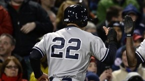 El jardinero central de los Yankees, Jacoby Ellsbury (i) es felicitado por su compañero Alfonso Soriano (c) después de anotar en Boston el 24 de abril pasado.