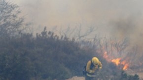Vientos de unas 60 millas por hora, altas temperaturas y vegetación seca aumentan las probabilidades de incendios forestales en una región de California en la que las autoridades emitieron una alerta de bandera roja.