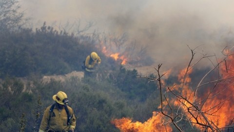 Vientos de unas 60 millas por hora, altas temperaturas y vegetación seca aumentan las probabilidades de incendios forestales en una región de California en la que las autoridades emitieron una alerta de bandera roja.