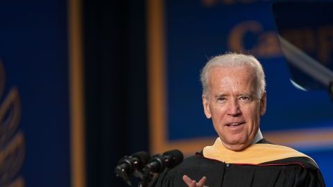 El vicepresidente estadounidense, Joe Biden, ofrece un discurso en la ceremonia de graduación en el Miami Dade College, en Miami.