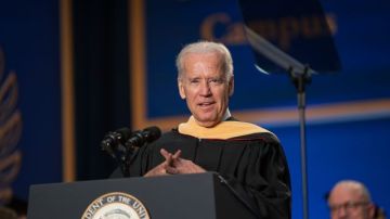 El vicepresidente estadounidense, Joe Biden, ofrece un discurso en la ceremonia de graduación en el Miami Dade College, en Miami.