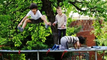 Cientos de niños acuden anualmente a las salas de emergencia por accidentes en los trampolines.