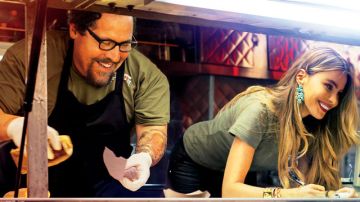 En la foto Jon Favreau y Sofía Vergara sirviendo comida cubana en "Chef".