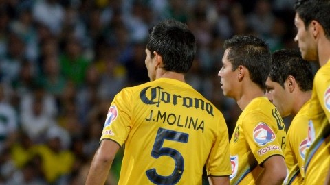 Jesús Molina, Raúl Jiménez y Pablo Barrera observan el festejo del Santos.