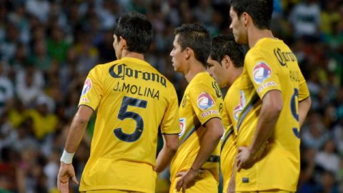 Jesús Molina, Raúl Jiménez y Pablo Barrera observan el festejo del Santos.