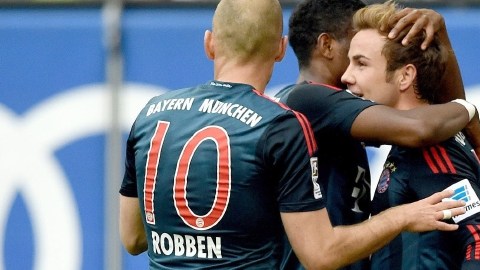 Mario Goetze (d) es felicitado por sus compañeros David Alaba (c) y Arjen Robben.