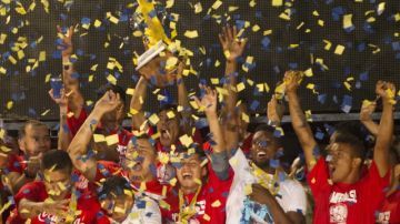 Jugadores del Club Olimpia levantan la copa de campeón al vencer al Club Marathon en la tanda de penales  en el Estadio Nacional.