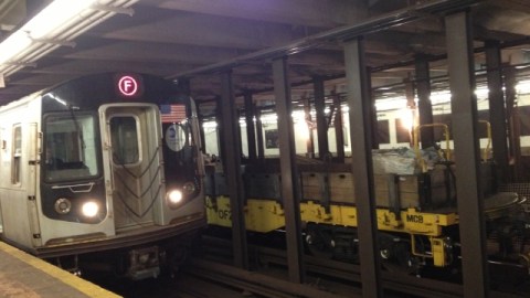 El descarrilamiento del tren F la mañana del viernes provocó caos y pánico entre  los usuarios. Ayer, miembros de la MTA trabajaban en las reparaciones.