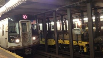 El descarrilamiento del tren F la mañana del viernes provocó caos y pánico entre  los usuarios. Ayer, miembros de la MTA trabajaban en las reparaciones.