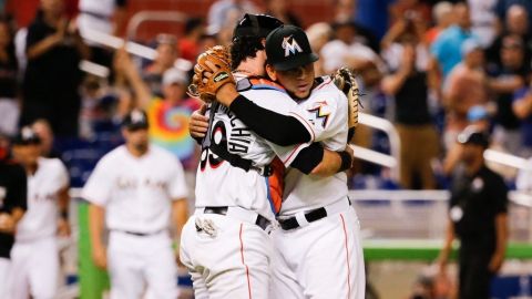 Henderson Alvarez y Jarrod Saltalamacchia se abrazan tras vencer a los Mets.