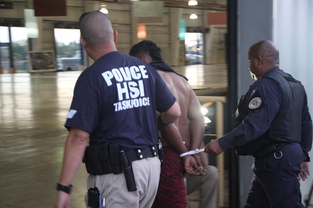 Agentes del Servicio de Inmigración y Control de Aduanas (ICE)  durante el arresto de uno de los pandilleros detenidos en San Juan, Puerto Rico.