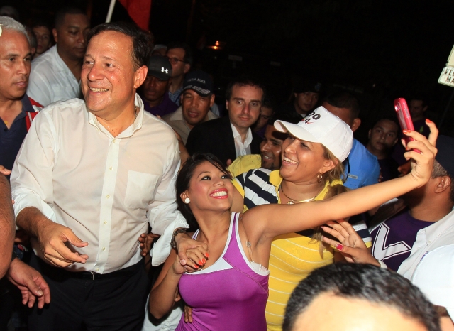 Juan Carlos Varela (i), celebra la victoria  junto a sus simpatizantes.