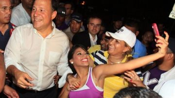 Juan Carlos Varela (i), celebra la victoria  junto a sus simpatizantes.