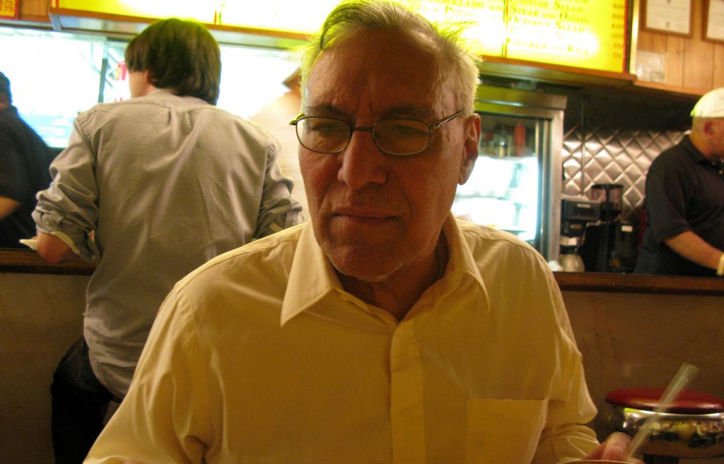 Agüeros celebrando su cumpleaños en 2009 en el restaurante la Taza de Oro en Manhattan.