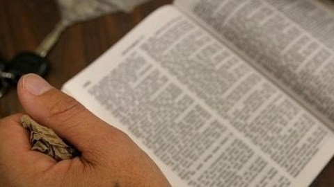 Las denunciantes, una atea y otra judía, afirmaron que debido a que las oraciones eran casi siempre cristianas, la práctica equivalía a la aprobación del Gobierno de una sola fe.