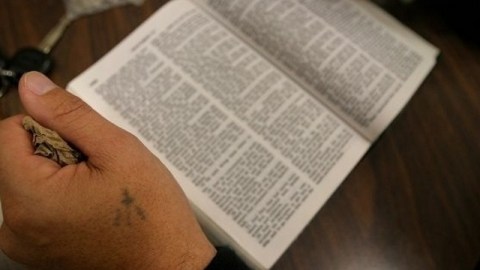 Las denunciantes, una atea y otra judía, afirmaron que debido a que las oraciones eran casi siempre cristianas, la práctica equivalía a la aprobación del Gobierno de una sola fe.