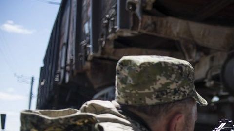 Milicianos prorrusos armados toman posiciones en las vías del tren, cerca de Slaviansk, Ucrania.