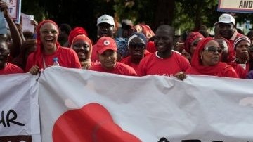 Manifestantes protestan por la falla del gobierno en el rescate de estudiantes secuestrados por el grupo islamista Boko Haram en Abuja, Nigeria.