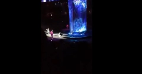 Personal del circo reemplazará cada uno de los mosquetones antes de la presentación del jueves en Hartford, Connecticut.