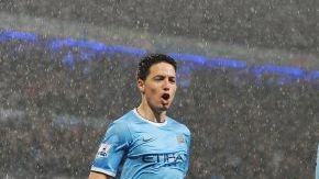 El jugador del Manchester City Edin Dzeko (d) celebra un gol junto a su compañero Samir Nasri.