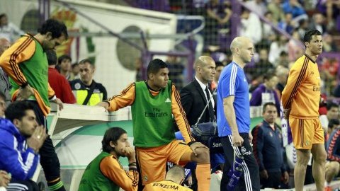 Desde la banca, los jugadores del Real Madrid se lamentan tras el empate 1-1 con Real Valladolid