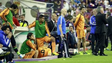 Desde la banca, los jugadores del Real Madrid se lamentan tras el empate 1-1 con Real Valladolid