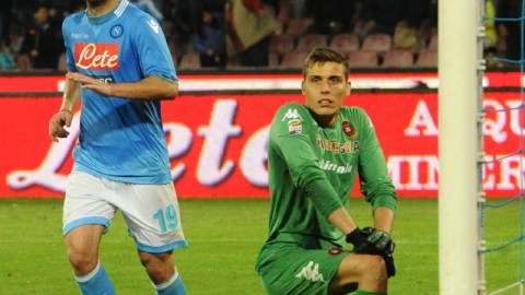Goran Pandev (izq.) celebra su gol ante el Cagliari.