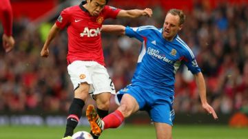Shinji Kagawa, del Manchester United (izq.),  es acosado por un jugador del Hull City en la despedida de Ryan Giggs (recuadro).