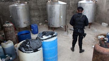 Agentes antinarcóticos desmantelan  en Santa Rosa  uno de los más grandes narcolaboratorios de los que han sido encontrados en Guatemala.