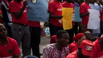 Las protestas contra el gobierno se intensifican y exigen el rescate de las menores secuestradas por la milicia nigeriana.
