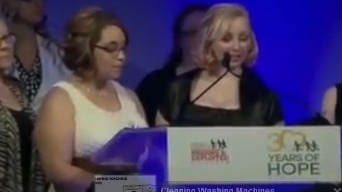 Gina de Jesús y Amanda Berry reciben premio por su coraje.