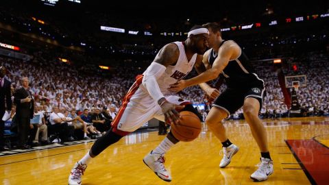 LeBron James y Mirza Teletovicen una jugada sobre la duela del american Airlines Arena.