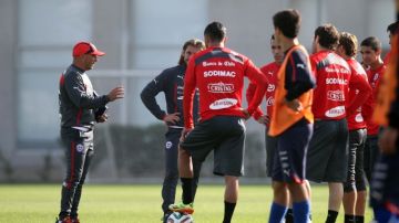 Jorge Sampaoli (izq.), DT de la selección chilena, conversa con sus jugadores en el complejo deportivo del club Universidad de Chile.