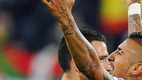 El chileno Arturo Vidal (d), de la Juventus, pasó por el quirófano ayer.