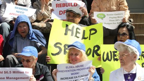 Los ancianos se quejaron en City Hall de los recortes en los últimos siete años causando carencia de personal especializado en atender casos de abusos contra personas mayores.