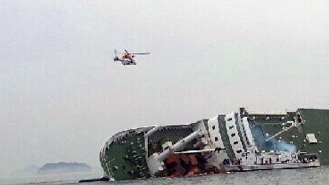Dos helicópteros sobrevuelan el buque naufragado cerca de la isla Jindo, en Corea del Sur, el 16 de abril de 2014.
