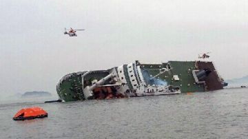 Dos helicópteros sobrevuelan el buque naufragado cerca de la isla Jindo, en Corea del Sur, el 16 de abril de 2014.