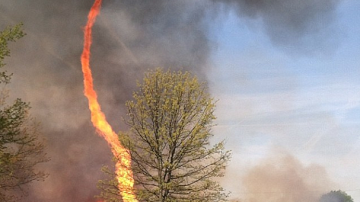 El fenónemo, conocido como “demonio de fuego”, se formó mientras agricultores quemaban un  terreno en Chillicothe.