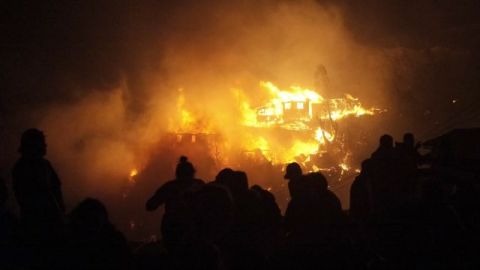El fuego se propagó rápidamente por la vivienda.