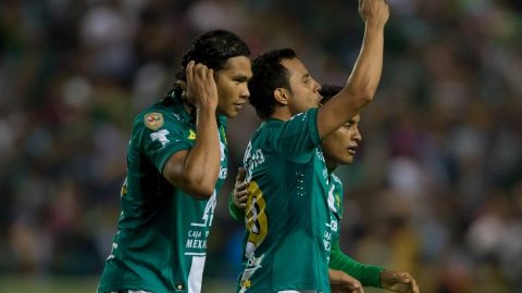 Luis Montes, Carlos Peña y José Vázquez celebran la solitaria anotación de León