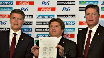 Héctor González Iñárritu, director de selecciones nacionales; Miguel Herrera, técnico de la selección mexicana y Ricardo Peláez, director deportivo