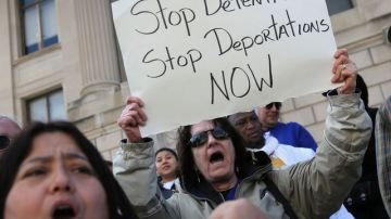 Aumenta la presión sobre el presidente Barack Obama, para que cambie su política de deportaciones que está alcanzando números récord.